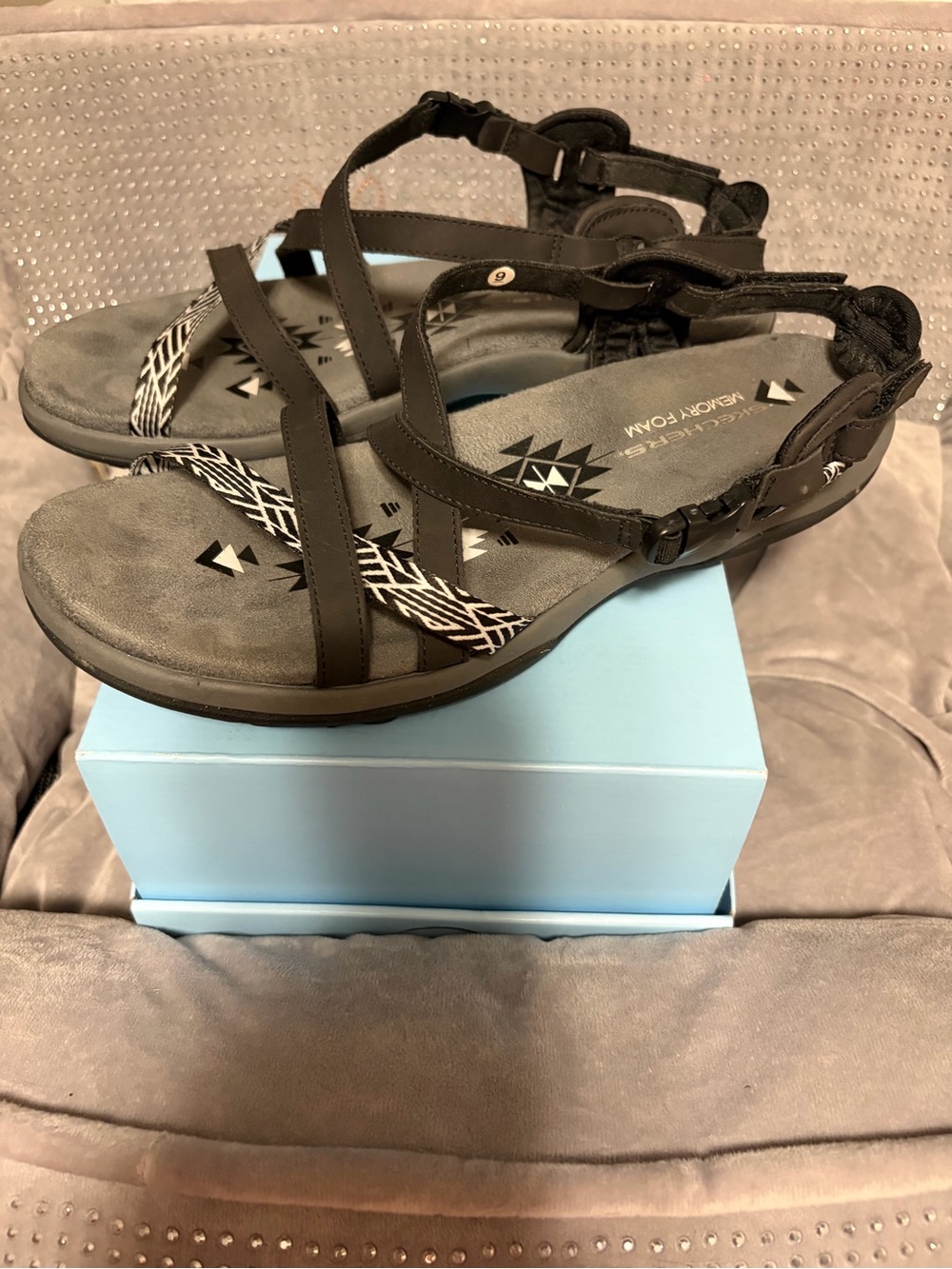 Sketchers Reggae Black and White Sandals size 9